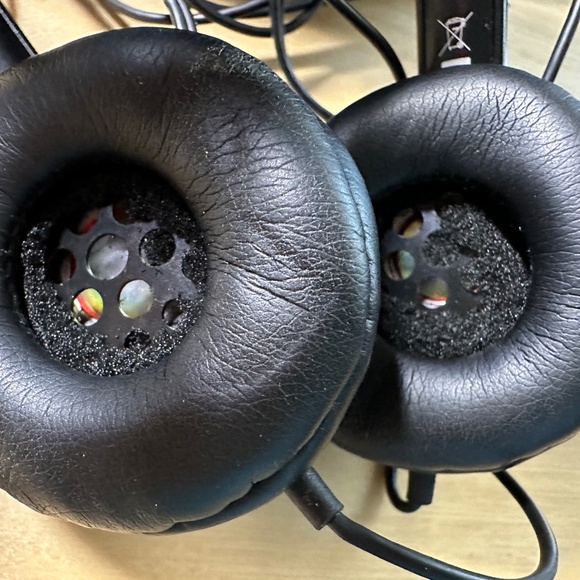 Noise Cancelling Headphones - Picture 5 of 5